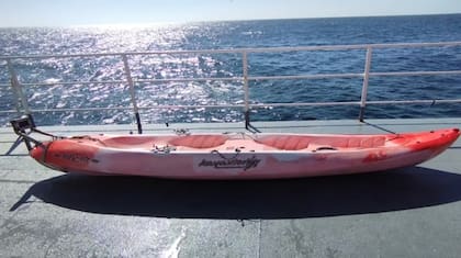 El kayak con el que se metieron al mar en Cariló los amigos pescadores