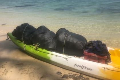 El kayak de Santarelli Grossman con bolsas de residuos en Tailandia