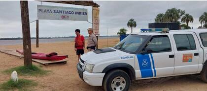 El kayakista rescatado de las aguas del río Uruguay, ya en la costa de Colón, Entre Ríos