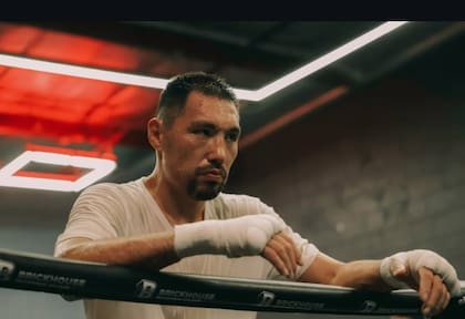 El kazajo Zhanibek Alimkhanuly, campeón mediano (FIB y OMB)