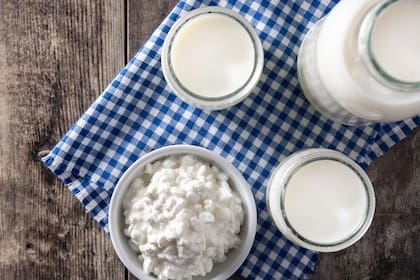El kéfir es un alimento fermentado que puede elaborarse a partir de leche de vaca, cabra, oveja o incluso bebidas vegetales como soja o coco