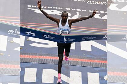El keniano Evans Chebet cruza la meta al ganar el Maratón de Nueva York este domingo 6 de noviembre