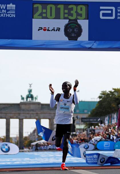 El keniata Eliud Kipchoge batió el récord mundial de la Maratón