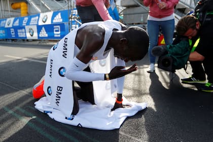 El keniata Eliud Kipchoge batió el récord mundial de la Maratón