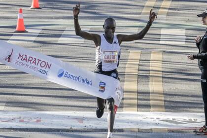 El keniata Evans Chebet ganó la competencia y logró un nuevo récord