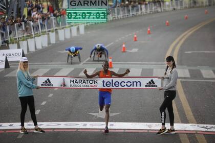 El keniata Víctor Kipchirchir ganadorde la Maratón Buenos Aires 42k