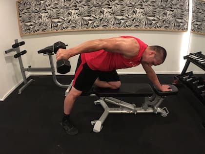 El kickback de triceps contribuye a desarrollar el tren superior