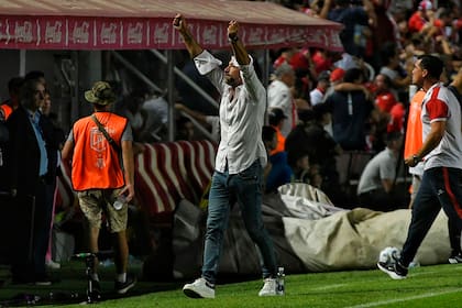 El Kily Gonzalez celebra una victoria sobre Boca como DT de Unión