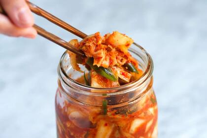 El kimchi contiene vitaminas A, C, K, folato, hierro y compuestos antioxidantes e antiinflamatorios