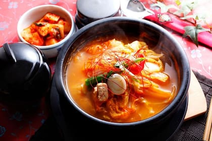 El kimchi jiggae, que incorpora carne de cerdo, es uno de los platos que más consumen a diario los coreanos, tanto en casa como en restaurantes