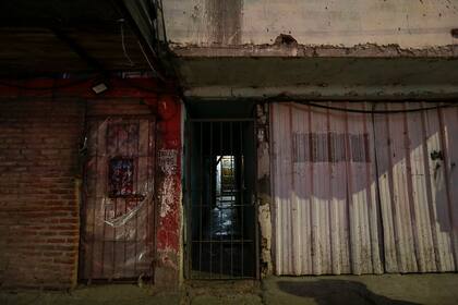 El kiosco de Leonardo Uliarte (puerta izquierda) y el ingreso al pasillo donde vive toda la familia (puerta derecha)