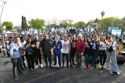 El kirchnerismo cerró el acto presidencial de Lula con una gigantografía.