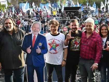 El kirchnerismo cerró el acto presidencial de Lula con una gigantografía