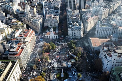 El kirchnerismo dijo que hubo un millón de personas en Plaza de Mayo. Según el Gobierno, fueron poco más de 40.000. LA NACION estimó que se acercaron al acto 158.000 seguidores de la expresidenta entre las 15 y las 15.45