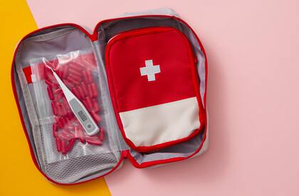 El kit de emergencia debe contener medicamentos, gasas y vendas