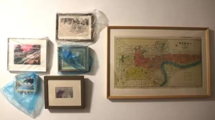 El kit de supervivencia incluía las bolsas amarillas con el signo de peligro, 50 test de antígenos y dos paquetes con pastillas que debemos tirar en el inodoro antes de ir al baño