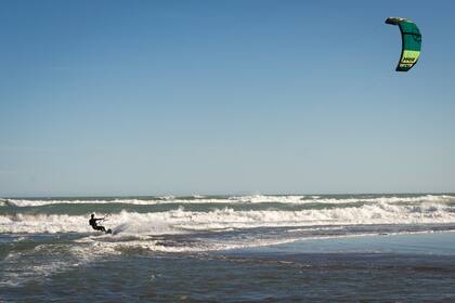 El kite surf es una de las actividades que se pueden practicar en Claromecó.