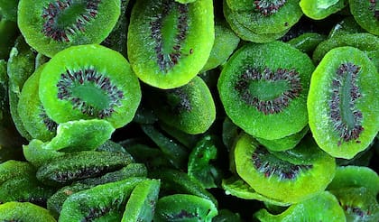 El kiwi aporta vitamina C, vital para sintetizar esta proteina