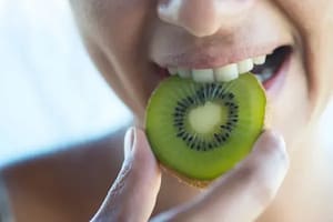 Los efectos de comer dos kiwis al día: puede ayudar a la salud cutánea, intestinal y cardiovascular