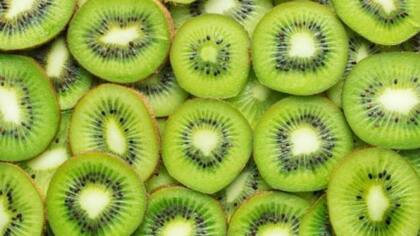 El kiwi es una de las frutas con altas cantidades de vitamina C

Foto: iStock