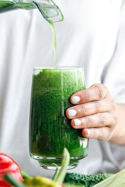 El kiwi, la manzana verde, el apio y la espinaca aportan buena cantidad de fibra