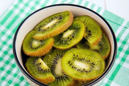 El kiwi y sus beneficios para mejorar el estado nutricional, la salud digestiva, inmunitaria y metabólica