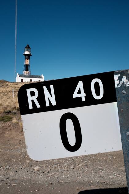 El Km 0 de la RN 40 está en Cabo Vírgenes, y el puesto de sellado en la estancia Monte Dinero.