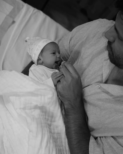 El Kun Agüero con su hija en brazos (Foto: Instagram @soficalzetti)