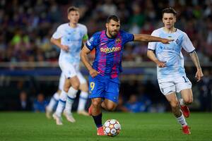 Gol de Piqué, debut del Kun en Champions, triunfo por 1-0 y alivio para Barcelona