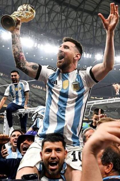El Kun Agüero estuvo en el campo de juego del estadio Lusail en la celebración de sus excompañeros de la obtención de la Copa del Mundo de Qatar 2022; allí alzó a Messi en sus hombros