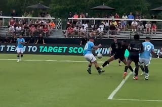 El Kun Agüero recibió un duro planchazo y reaccionó contra su rival en el torneo por un millón de dólares