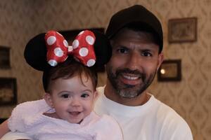 El Kun Agüero visitó Disney junto a su pareja Sofía Calzetti y su hija Olivia (Foto: Instagram @soficalzetti)