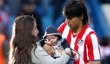 El "Kun" Agüero y Gianinna Maradona con Benjamín de bebé