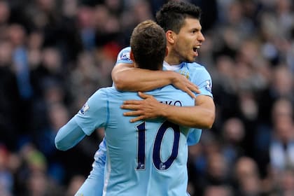 Dzeko también actuó en Manchester City: aquí, festejando un gol con Sergio Agüero