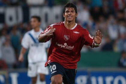 El Kun con la camiseta de Independiente: debutó en Primera a los 15 años