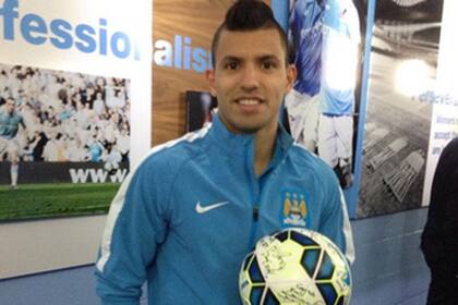 El Kun con la pelota tras su póker de goles