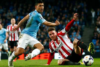El Kun en la lucha por el balón