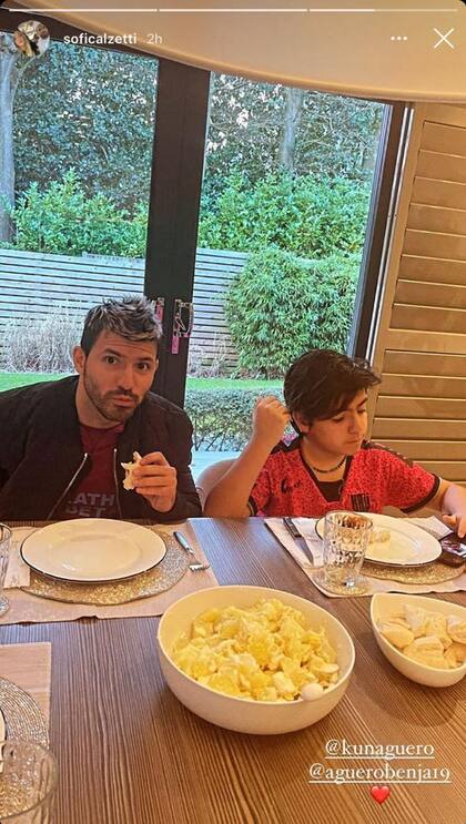 El Kun y Benjamín Agüero, retratados por Sofía Calzetti, tras el alta de Covid. Crédito: Instagram