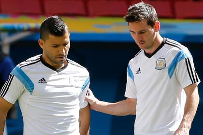 El Kun y Messi, en el entrenamiento de ayer, en Brasilia