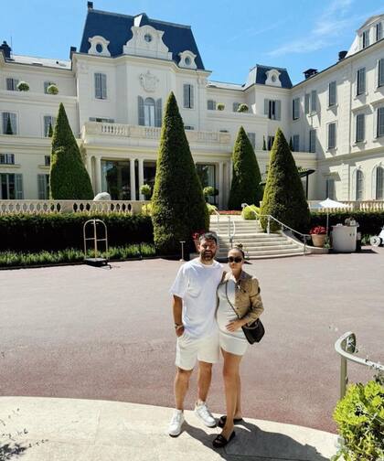 El Kun y Sofía Calzetti en la puerta del legendario hotel Du Cap-Eden-Roc