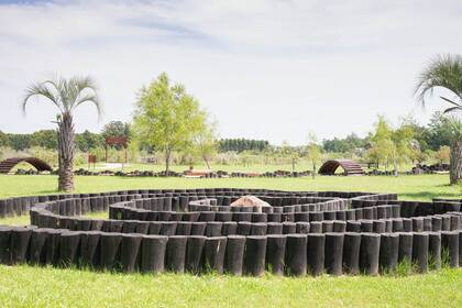 El laberinto invita a los niños a desafiar el sentido de la orientación.