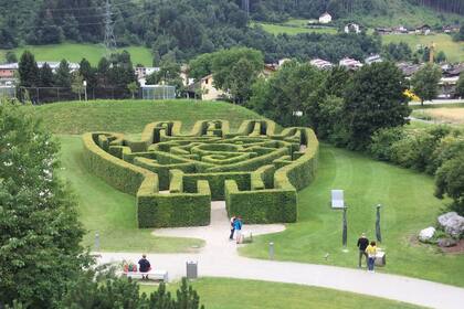 El laberinto parece la mano de un gigante. Se observa desde un mirador que, además, permite disfrutar de todo el entorno que rodea al parque