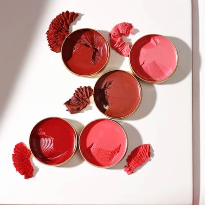 El Labiomejilla de Toro Blanco funciona como rubor en crema y humectante para labios (aunque también puede usarse en párpados).