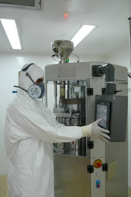 El laboratorio de producción pública de medicamentos de Santa Fe, LIF, elabora productos esenciales para el sistema de salud provincial y nacional