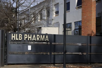 El laboratorio HLB Pharma clausurado y con un acta pegada en el portón de ingreso