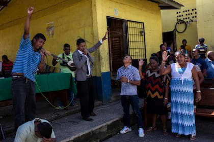 Un pastor evangelista brinda una misa en la cárcel de Puerto Lempira