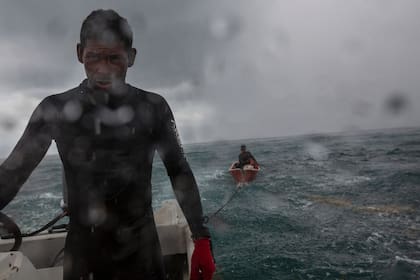 Un pescador durante una fuerte tormenta en el Cayo Savanna