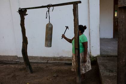 Elvira Mendoza Espinosa anuncia la misa matutina en Kaukira, Honduras