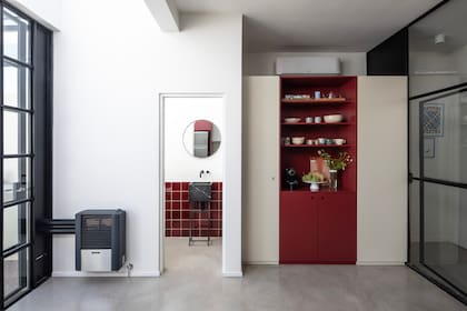 El lado opuesto de la mesada.