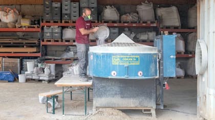 El ladrillo se componen de flujos de desechos municipales de origen local como agregados que incluyen concreto triturado y vidrio blanco con cal como agente aglutinante principal.